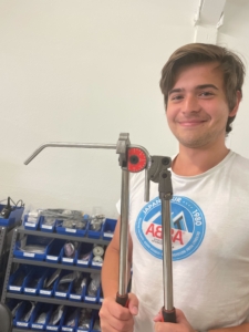 Manifold assembly for MTS